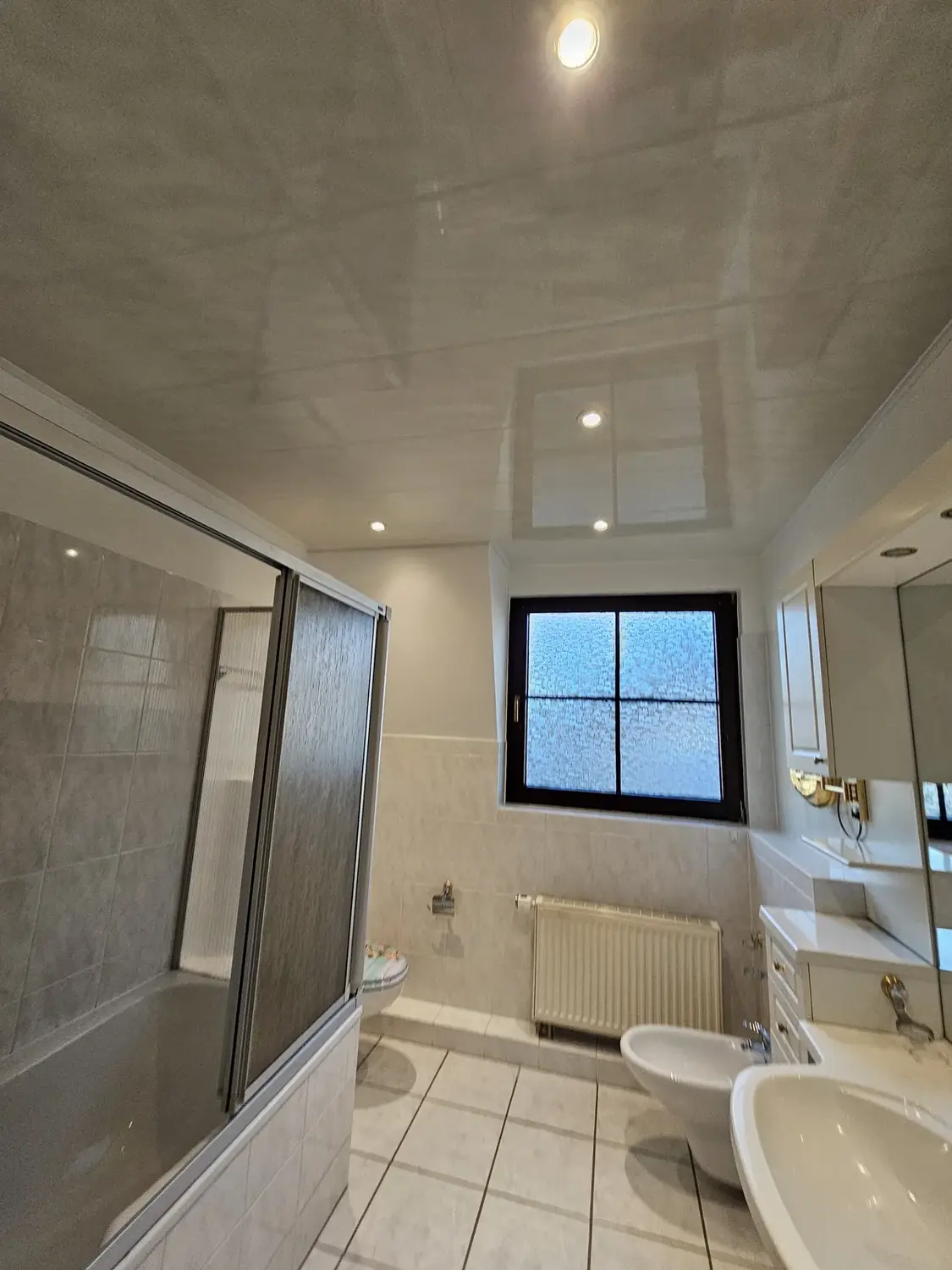 Modernes Badezimmer
